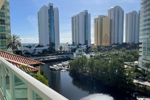 Condo in Sunny Isles Beach, Florida, 3 bedrooms  № 824923 - photo 1