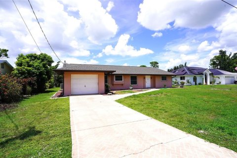 Casa en venta en Port Charlotte, Florida, 3 dormitorios, 150.04 m2 № 646577 - foto 1