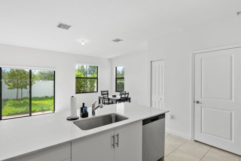 Adosado en venta en Hialeah, Florida, 3 dormitorios, 143.07 m2 № 1233330 - foto 9