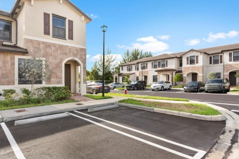 Adosado en venta en Hialeah, Florida, 3 dormitorios, 143.07 m2 № 1233330 - foto 3