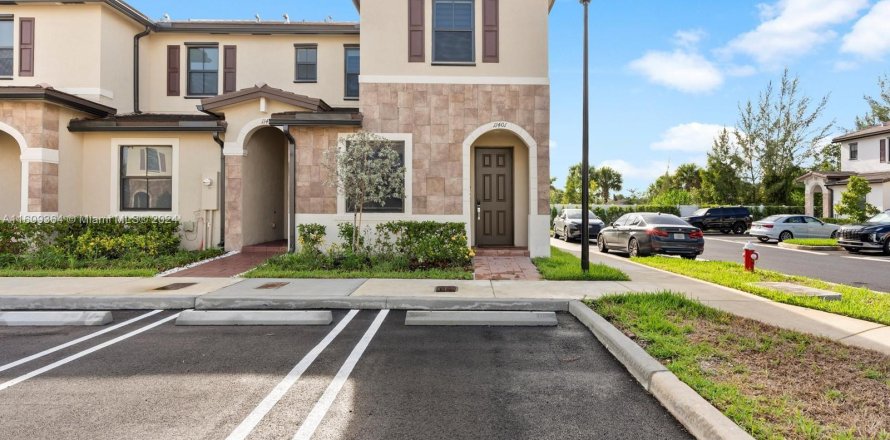 Townhouse in Hialeah, Florida 3 bedrooms, 143.07 sq.m. № 1233330