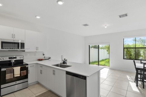 Adosado en venta en Hialeah, Florida, 3 dormitorios, 143.07 m2 № 1233330 - foto 8