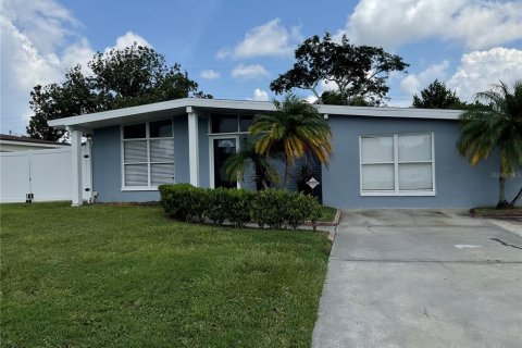 House in Tampa, Florida 3 bedrooms, 135.08 sq.m. № 1314604 - photo 1