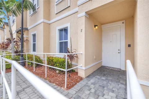 Townhouse in Homestead, Florida 3 bedrooms, 106.93 sq.m. № 1310393 - photo 4