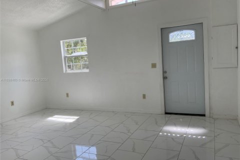 House in Sebring, Florida 3 bedrooms, 119.29 sq.m. № 1310394 - photo 2