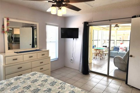 Condo in Holiday, Florida, 2 bedrooms  № 1212191 - photo 22