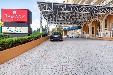 Hôtel, hôtellerie à vendre à Sunny Isles Beach, Floride: 38.09 m2 № 784724 - photo 1