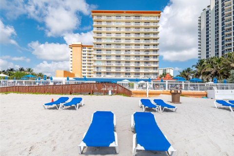 Hotel in Sunny Isles Beach, Florida 38.09 sq.m. № 784724 - photo 8
