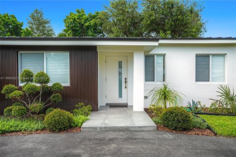 House in South Miami, Florida 3 bedrooms, 122.54 sq.m. № 1333288 - photo 1