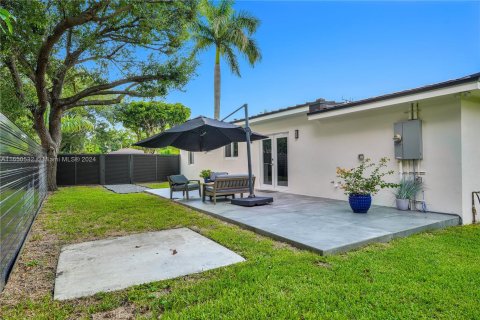 House in South Miami, Florida 3 bedrooms, 122.54 sq.m. № 1333288 - photo 10