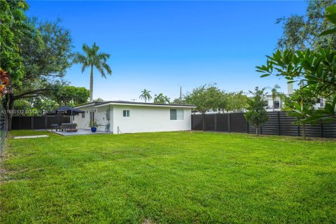 House in South Miami, Florida 3 bedrooms, 122.54 sq.m. № 1333288 - photo 15