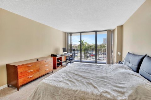 Condo in Hallandale Beach, Florida, 2 bedrooms  № 981717 - photo 22