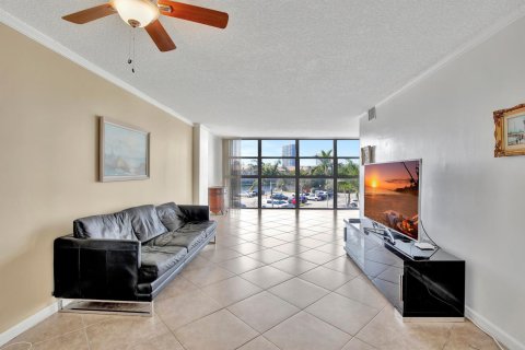 Condo in Hallandale Beach, Florida, 2 bedrooms  № 981717 - photo 25