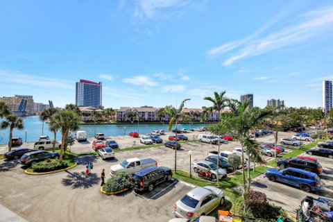 Condominio en venta en Hallandale Beach, Florida, 2 dormitorios, 135.17 m2 № 981717 - foto 14