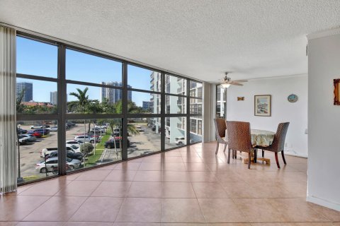 Condo in Hallandale Beach, Florida, 2 bedrooms  № 981717 - photo 24