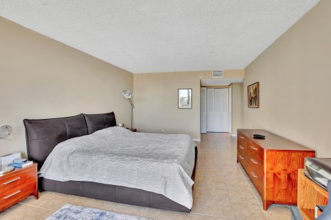 Condo in Hallandale Beach, Florida, 2 bedrooms  № 981717 - photo 21