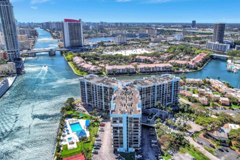 Copropriété à vendre à Hallandale Beach, Floride: 2 chambres, 135.17 m2 № 981717 - photo 2