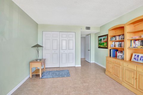 Condo in Hallandale Beach, Florida, 2 bedrooms  № 981717 - photo 18