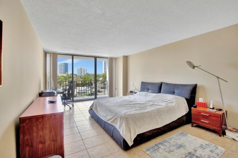 Condo in Hallandale Beach, Florida, 2 bedrooms  № 981717 - photo 23