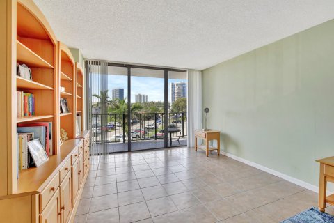 Condo in Hallandale Beach, Florida, 2 bedrooms  № 981717 - photo 20