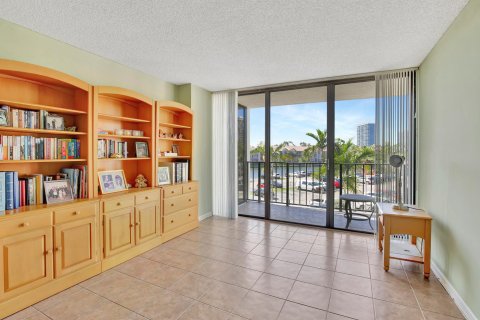 Condo in Hallandale Beach, Florida, 2 bedrooms  № 981717 - photo 19