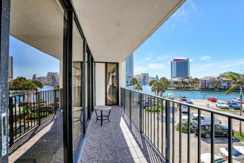 Condo in Hallandale Beach, Florida, 2 bedrooms  № 981717 - photo 13