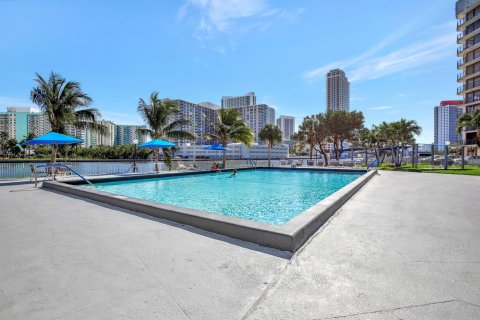 Condo in Hallandale Beach, Florida, 2 bedrooms  № 981717 - photo 12