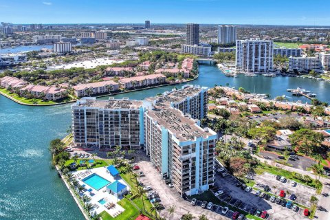 Condo in Hallandale Beach, Florida, 2 bedrooms  № 981717 - photo 1