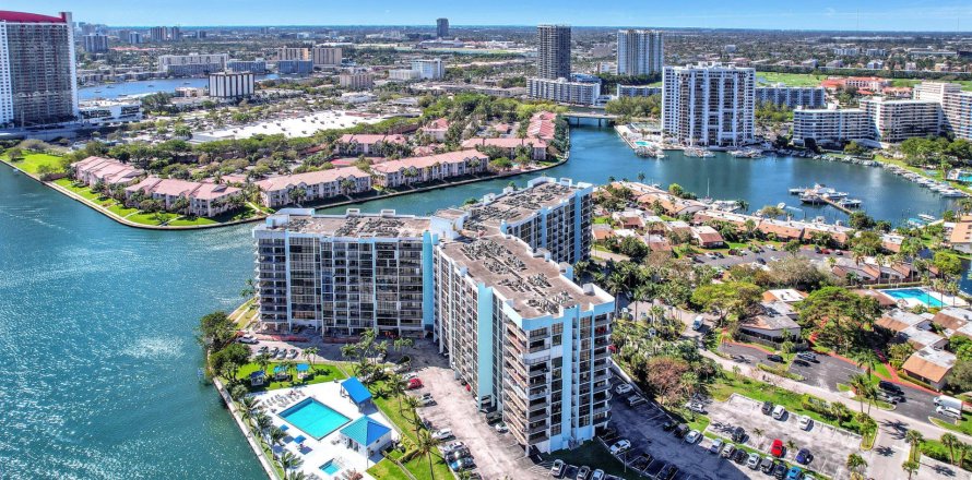 Condominio en Hallandale Beach, Florida, 2 dormitorios  № 981717