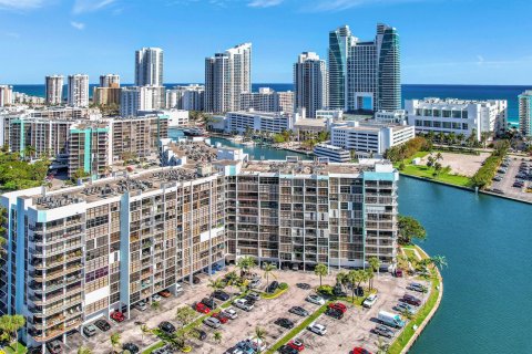 Copropriété à vendre à Hallandale Beach, Floride: 2 chambres, 135.17 m2 № 981717 - photo 3