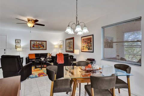 Condo in Lauderhill, Florida, 2 bedrooms  № 849380 - photo 1