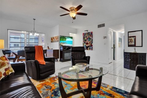 Condo in Lauderhill, Florida, 2 bedrooms  № 849380 - photo 6