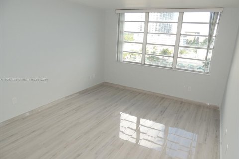 Condominio en alquiler en North Bay Village, Florida, 1 dormitorio, 87.33 m2 № 1357328 - foto 15