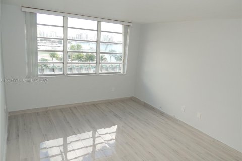 Condominio en alquiler en North Bay Village, Florida, 1 dormitorio, 87.33 m2 № 1357328 - foto 16