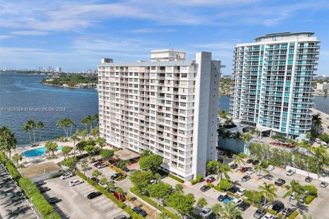 Condominio en alquiler en North Bay Village, Florida, 1 dormitorio, 87.33 m2 № 1357328 - foto 22