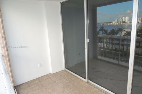 Condominio en alquiler en North Bay Village, Florida, 1 dormitorio, 87.33 m2 № 1357328 - foto 19