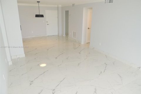 Condominio en alquiler en North Bay Village, Florida, 1 dormitorio, 87.33 m2 № 1357328 - foto 3