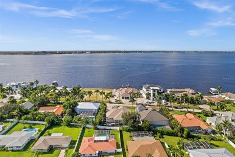 Villa ou maison à vendre à Cape Coral, Floride: 4 chambres, 286.7 m2 № 1357359 - photo 2