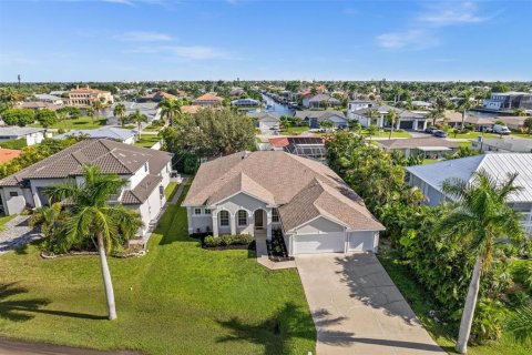 House in Cape Coral, Florida 4 bedrooms, 286.7 sq.m. № 1357359 - photo 3