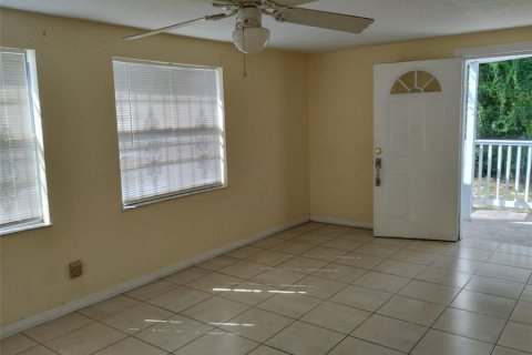 House in Tampa, Florida 3 bedrooms, 110.37 sq.m. № 1426433 - photo 2