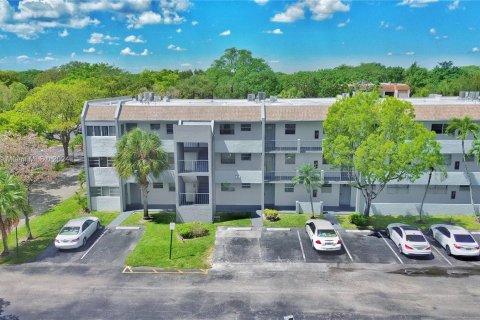 Condominio en venta en Tamarac, Florida, 2 dormitorios, 95.22 m2 № 1103738 - foto 1