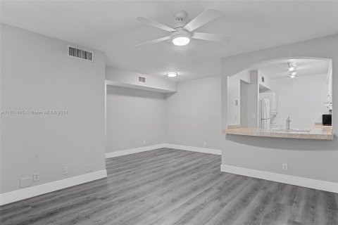 Condo in Sunrise, Florida, 2 bedrooms  № 1345349 - photo 10