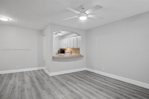 Condo in Sunrise, Florida, 2 bedrooms  № 1345349 - photo 11