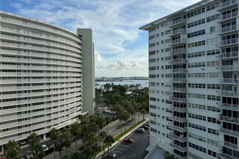 Condo in Fort Lauderdale, Florida, 2 bedrooms  № 1331443 - photo 13