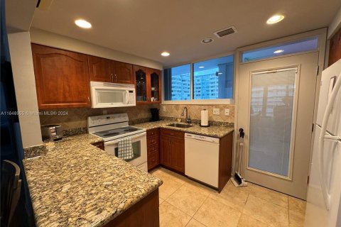 Condo in Fort Lauderdale, Florida, 2 bedrooms  № 1331443 - photo 1