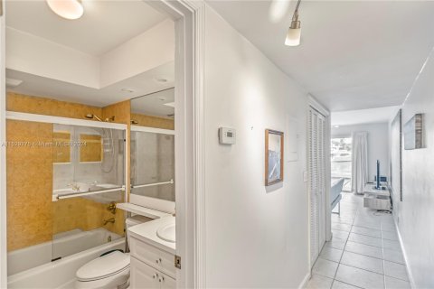 Condo in Fort Lauderdale, Florida, 1 bedroom  № 1004436 - photo 22