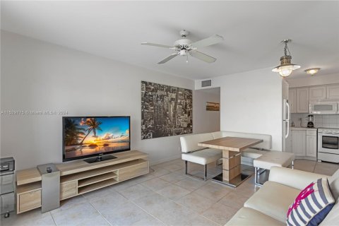 Condo in Fort Lauderdale, Florida, 1 bedroom  № 1004436 - photo 17