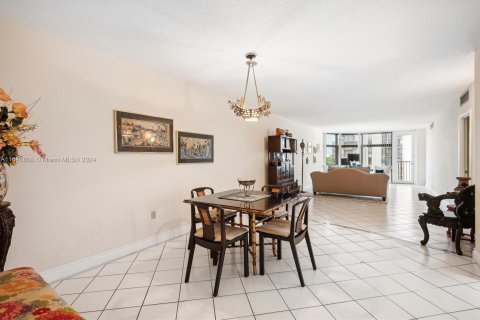 Condo in Aventura, Florida, 2 bedrooms  № 1319051 - photo 1