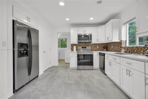 Casa en venta en Miami, Florida, 4 dormitorios, 169.27 m2 № 1305894 - foto 2