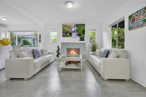 Casa en venta en Miami, Florida, 4 dormitorios, 169.27 m2 № 1305894 - foto 1